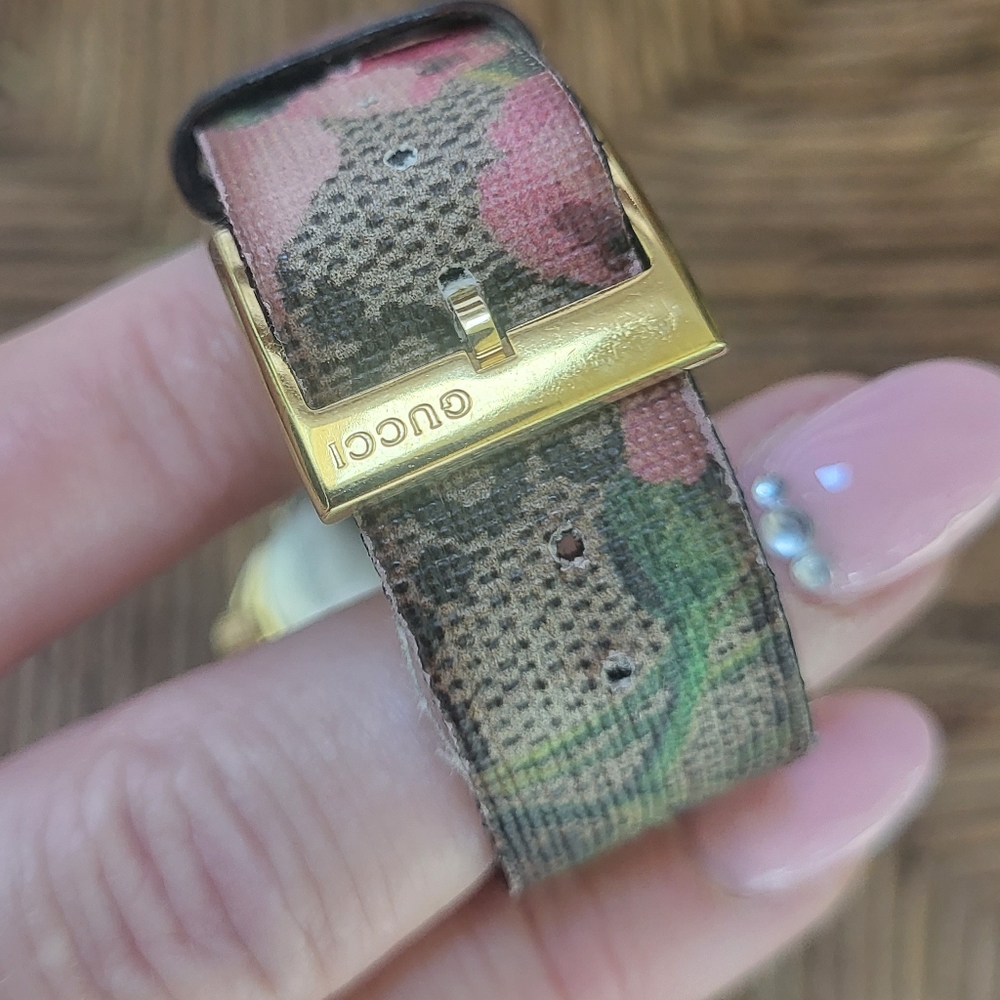 Gorgeous 💓 😍 💓 Gucci Watch SO POPULAR & THE "IT" Watch right now! - Picture 2 of 4